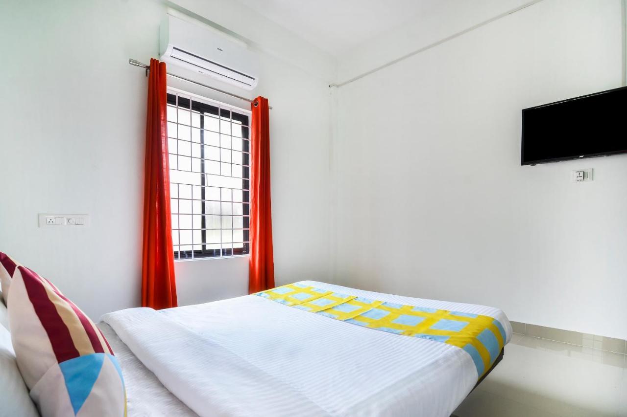 Oyo Home 81801 Akash Villa Trippapur Kültér fotó